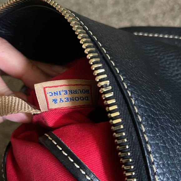 A black Dooney and Bourke ladies purse. - Picture 7 of 16